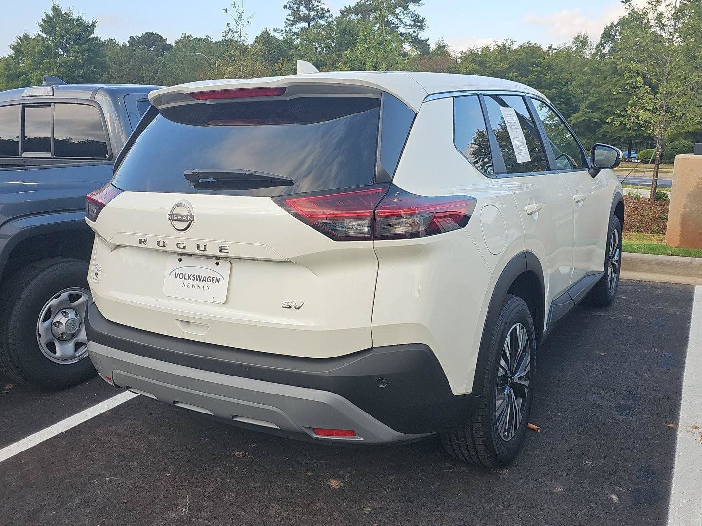 Used 2022 Nissan Rogue SV FWD image 6