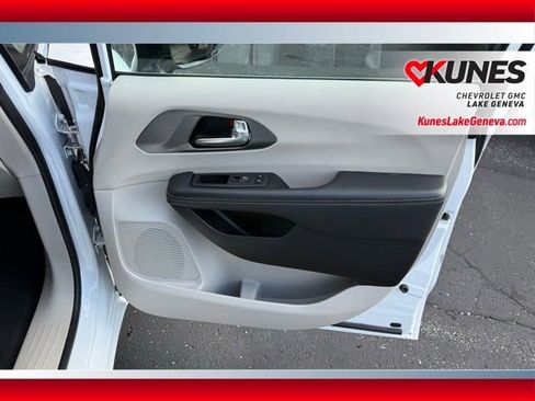 Used 2024 Chrysler Pacifica Touring-L FWD image 21