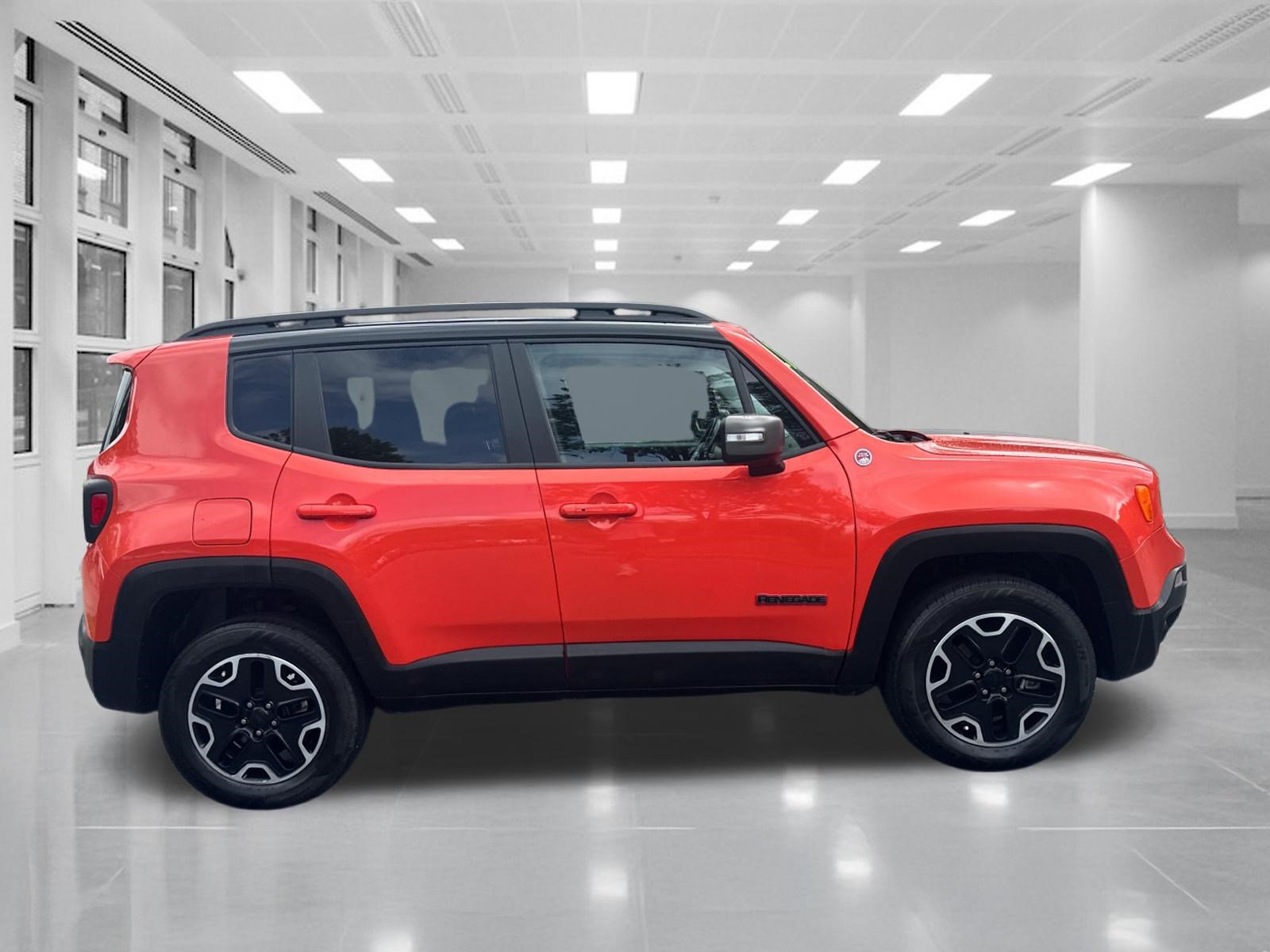 Used 2017 Jeep Renegade Trailhawk w/ Premium Trailhawk Package AWD/4WD image 4