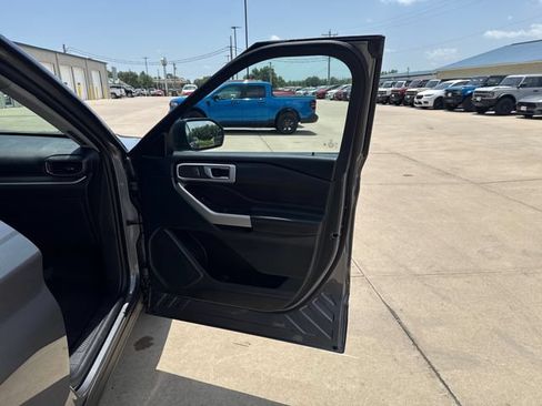 Used 2023 Ford Explorer XLT w/ Equipment Group 202A AWD/4WD image 22