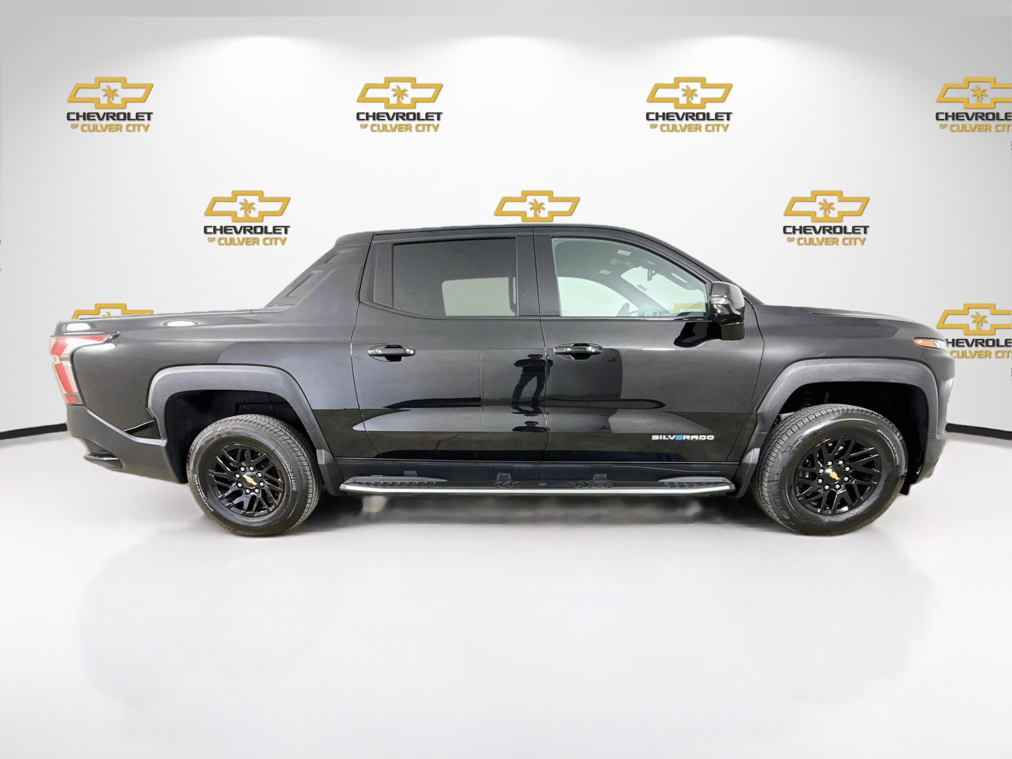 Used 2025 Chevrolet Silverado EV LT AWD/4WD image 9