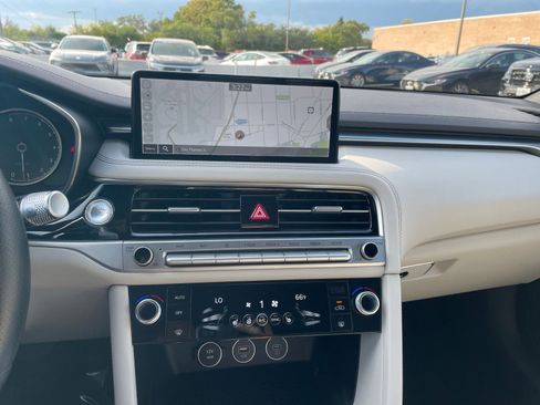 Used 2024 Genesis G70 2.5T image 18