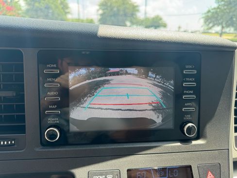 Used 2020 Toyota Sienna L image 24