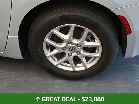 Used 2024 Chrysler Pacifica Touring-L FWD image 15