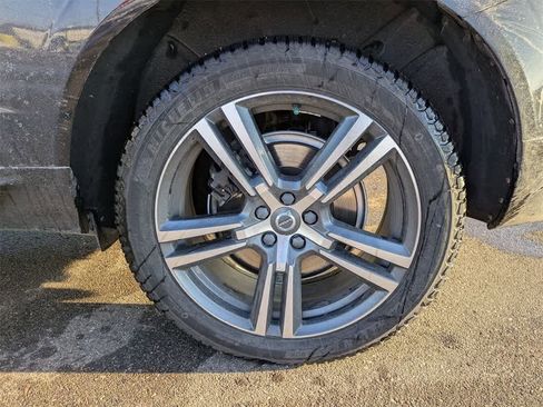 Used 2019 Volvo XC60 T6 Momentum w/ Multimedia Package image 4