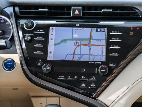 Certified 2019 Toyota Camry XLE FWD image 3