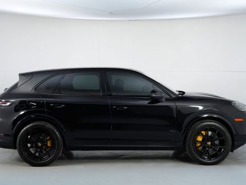 Used 2024 Porsche Cayenne w/ Sport Chrono Package image 53