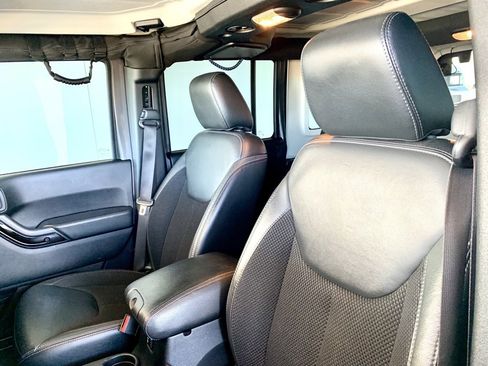 Used 2017 Jeep Wrangler Unlimited Sahara image 14