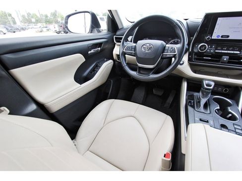 Used 2023 Toyota Highlander XLE image 11