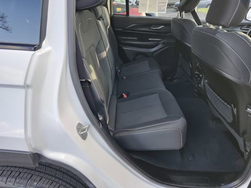 Used 2023 Jeep Grand Cherokee Laredo image 19