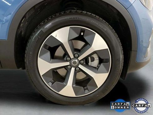 Used 2025 Volvo XC40 B5 Plus image 32