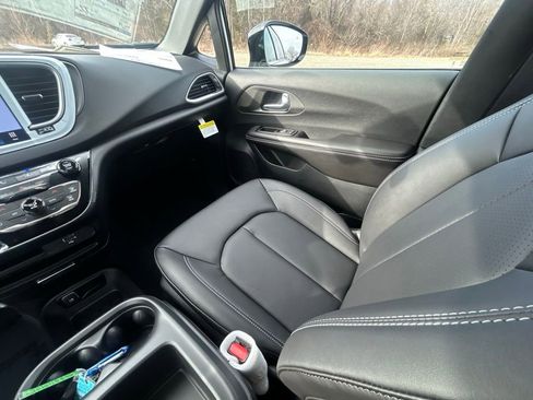 New 2026 Chrysler Voyager LX FWD image 3