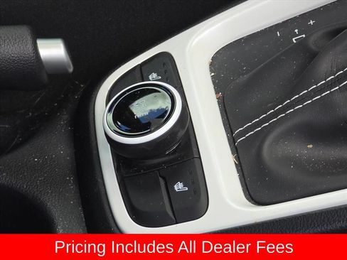 Used 2025 Hyundai Venue Limited FWD image 9