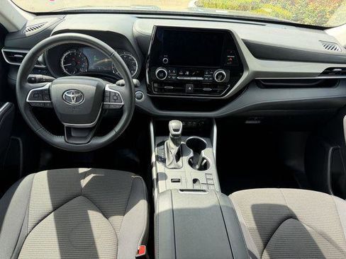 Certified 2025 Toyota Highlander LE image 9