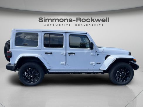 Used 2025 Jeep Wrangler Unlimited Sahara w/ Safety Group AWD/4WD image 6