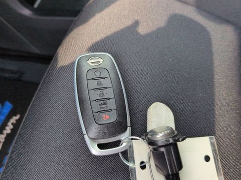 Used 2025 Nissan Pathfinder SV FWD image 31