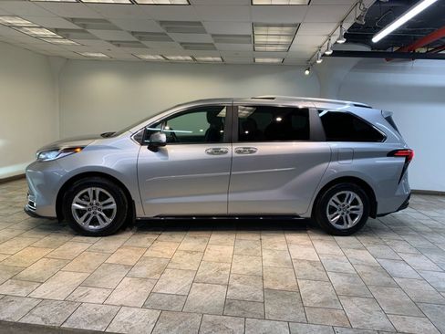 Used 2023 Toyota Sienna Limited w/ Protection Package (TMS) image 4