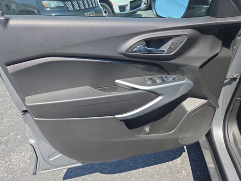 Used 2025 Chevrolet Trax LS FWD image 15