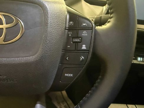 Used 2025 Toyota Prius LE AWD/4WD image 30