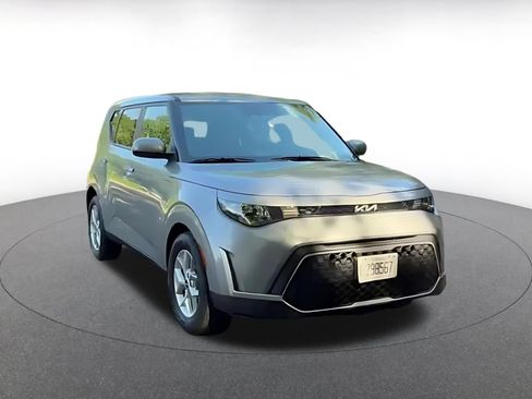 Used 2025 Kia Soul LX w/ LX Technology Package FWD image 3