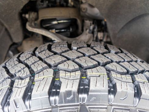 Used 2022 Chevrolet Silverado 1500 ZR2 w/ Technology Package image 31