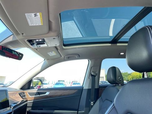 Used 2024 Volkswagen Atlas SE w/ Panoramic Sunroof Package FWD image 28