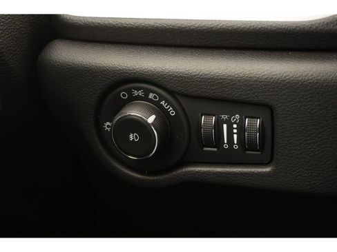 Used 2025 Chrysler Pacifica Limited FWD image 29