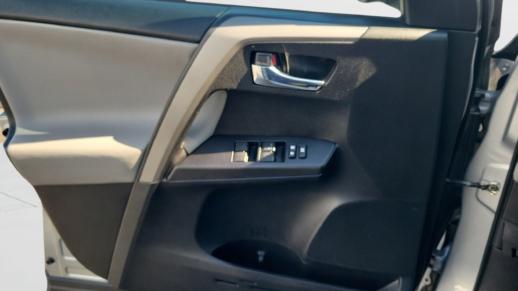 Used 2018 Toyota RAV4 XLE FWD image 21