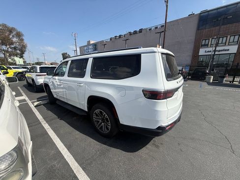 Used 2024 Jeep Wagoneer L Series II RWD image 4