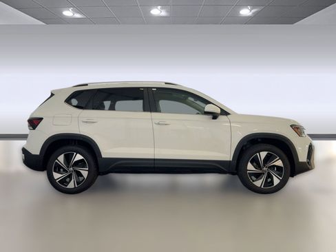 New 2026 Volkswagen Taos SE image 8