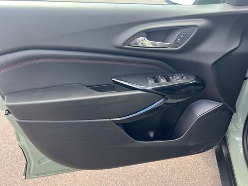 Used 2024 Chevrolet Trax RS w/ Sunroof Package FWD image 19