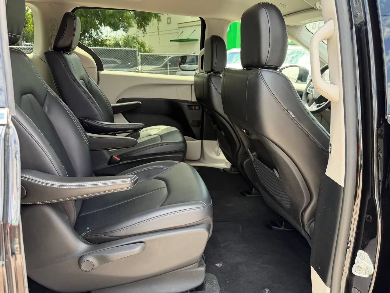 Used 2024 Chrysler Pacifica Limited FWD image 18