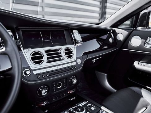 Used 2018 Rolls-Royce Dawn RWD image 57