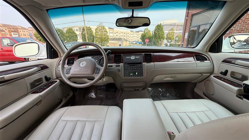 Used 2003 Lincoln Town Car Executive RWD image 20