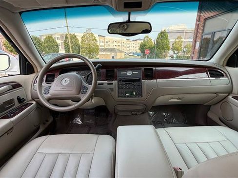 Used 2003 Lincoln Town Car Executive RWD image 20