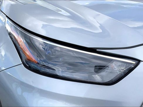 Used 2024 Toyota Highlander XLE AWD/4WD image 25