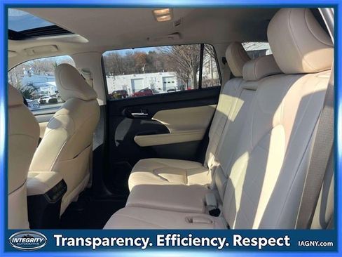 Certified 2023 Toyota Highlander XLE image 12