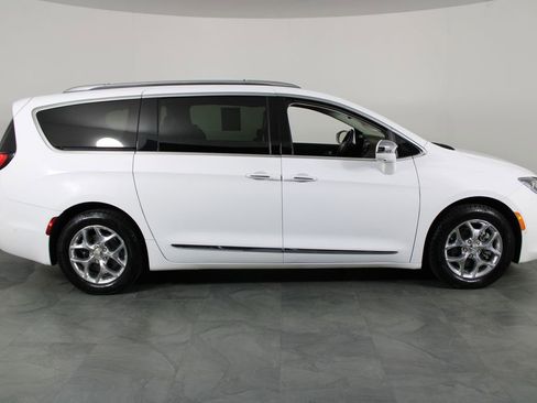 Used 2017 Chrysler Pacifica Limited w/ UConnect Theater Package FWD image 14