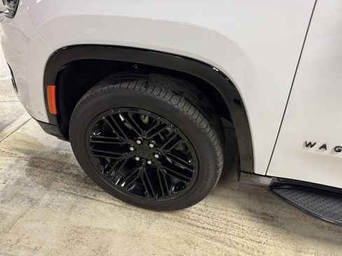 Used 2024 Jeep Wagoneer Series II image 10