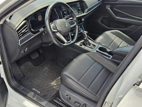 Certified 2023 Volkswagen Jetta SE w/ Panoramic Sunroof Package FWD image 7