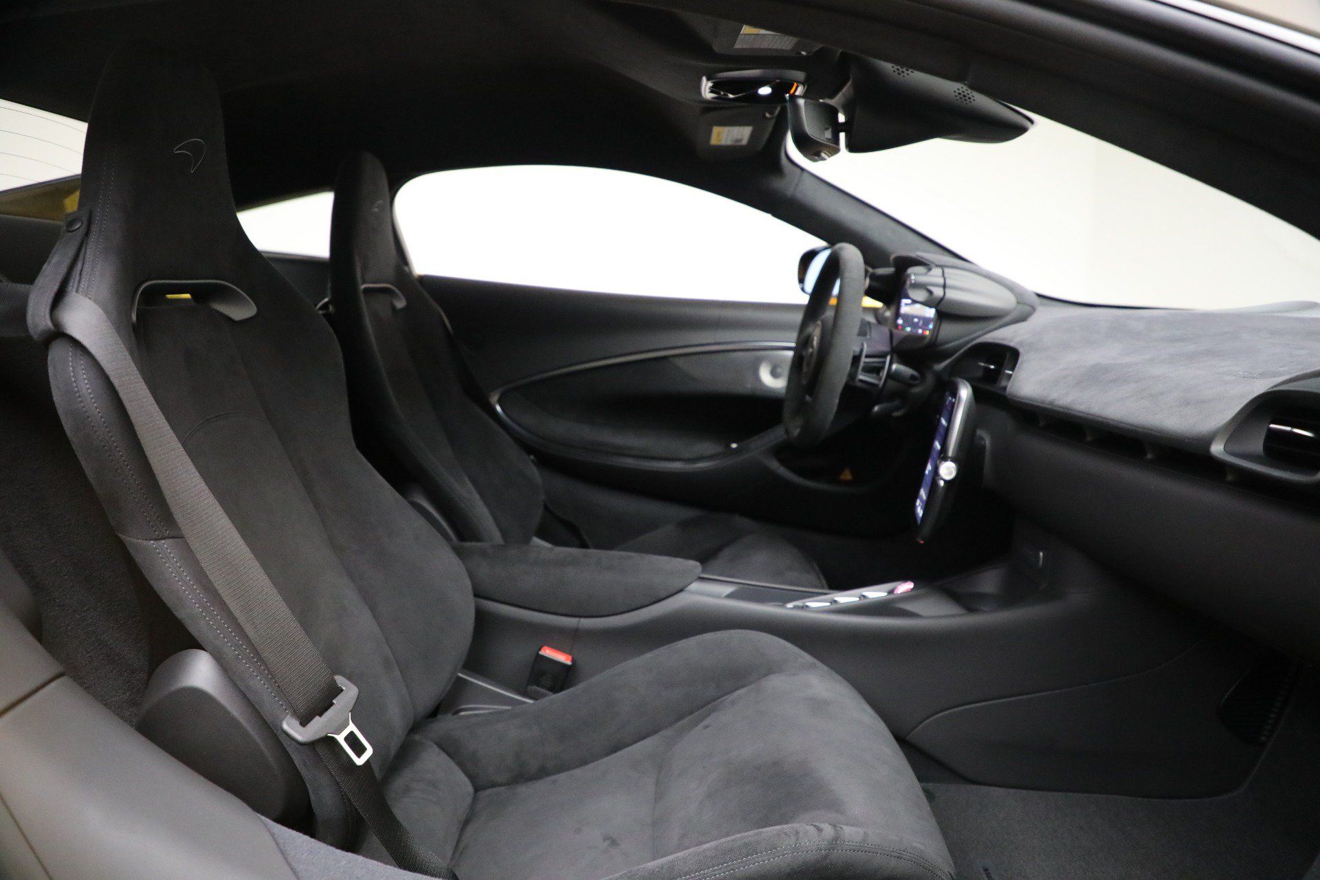 Used 2024 McLaren Artura RWD image 25