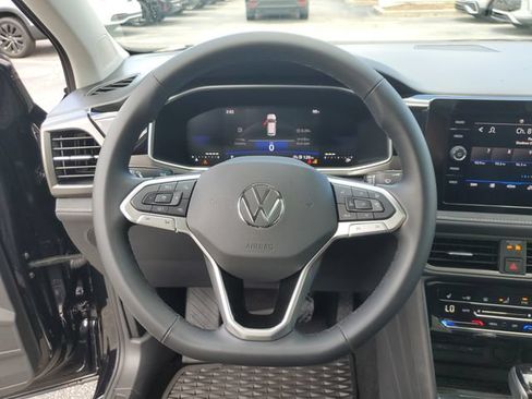 Certified 2025 Volkswagen Taos SE FWD image 23