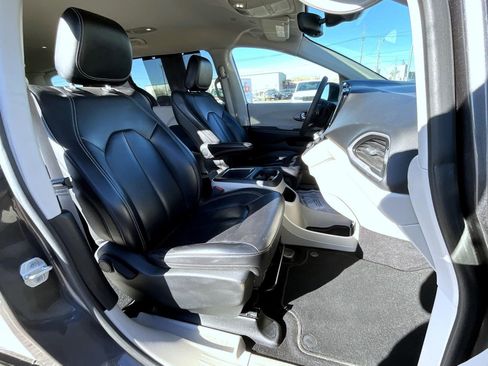 Used 2023 Chrysler Pacifica Touring-L image 16
