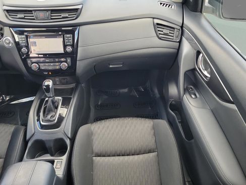 Used 2017 Nissan Rogue SV w/ SV Premium Package image 12