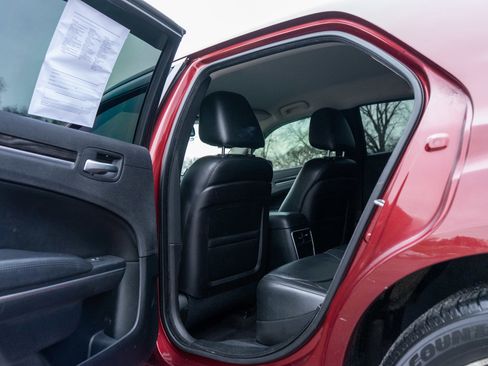 Used 2016 Chrysler 300 Limited image 26