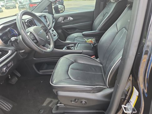 Used 2021 Chrysler Pacifica Limited w/ Uconnect Theater Family Group FWD image 5