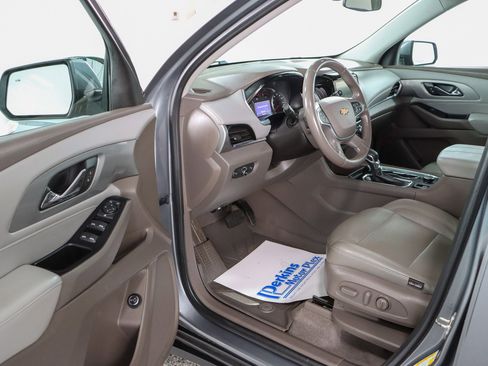 Used 2021 Chevrolet Traverse LT image 3