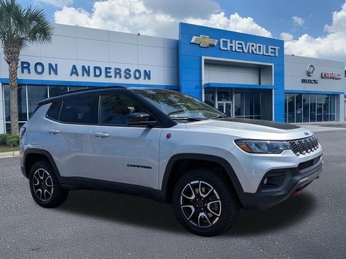 Used 2025 Jeep Compass Trailhawk AWD/4WD image 1