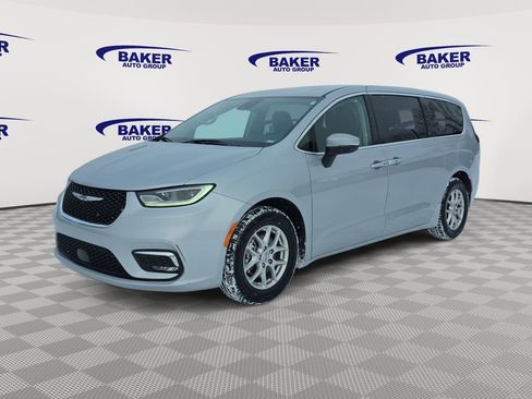 Used 2023 Chrysler Pacifica Touring-L image 7