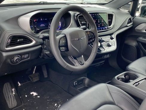 Used 2024 Chrysler Pacifica Select image 5